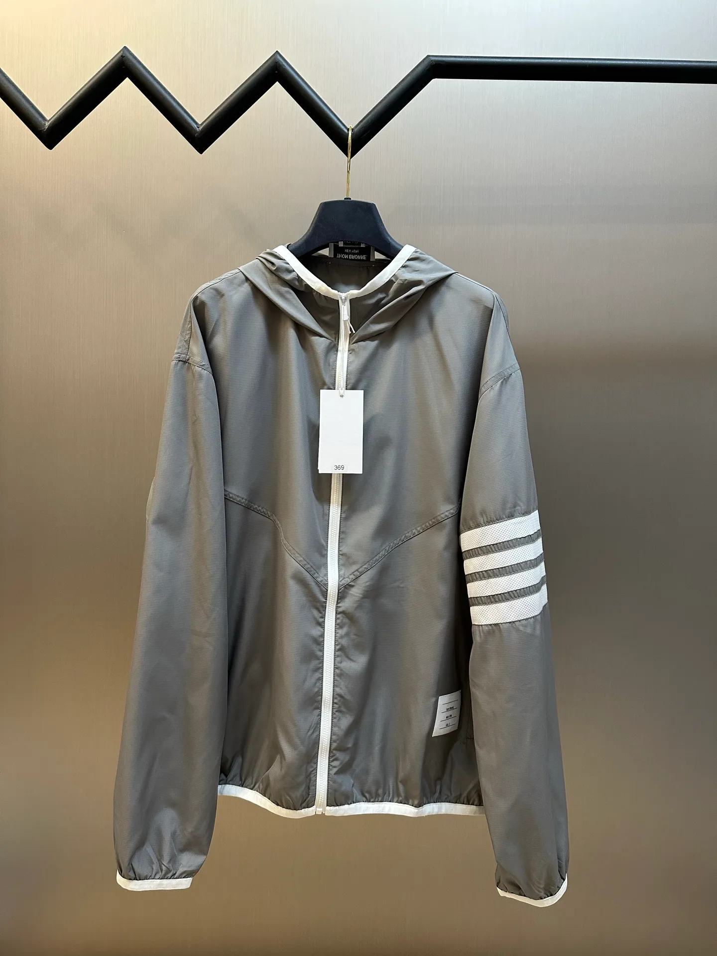TB Classic ， FDY ， 。 、 、 ； ， ， Breathable 。 ， ； Breathable， 。 ， 、 。 ，White ， ， ， ； Breathable ， 。 ， ； +Classic ， ， ， 。 ， ， ， ； size：1.2.3.4